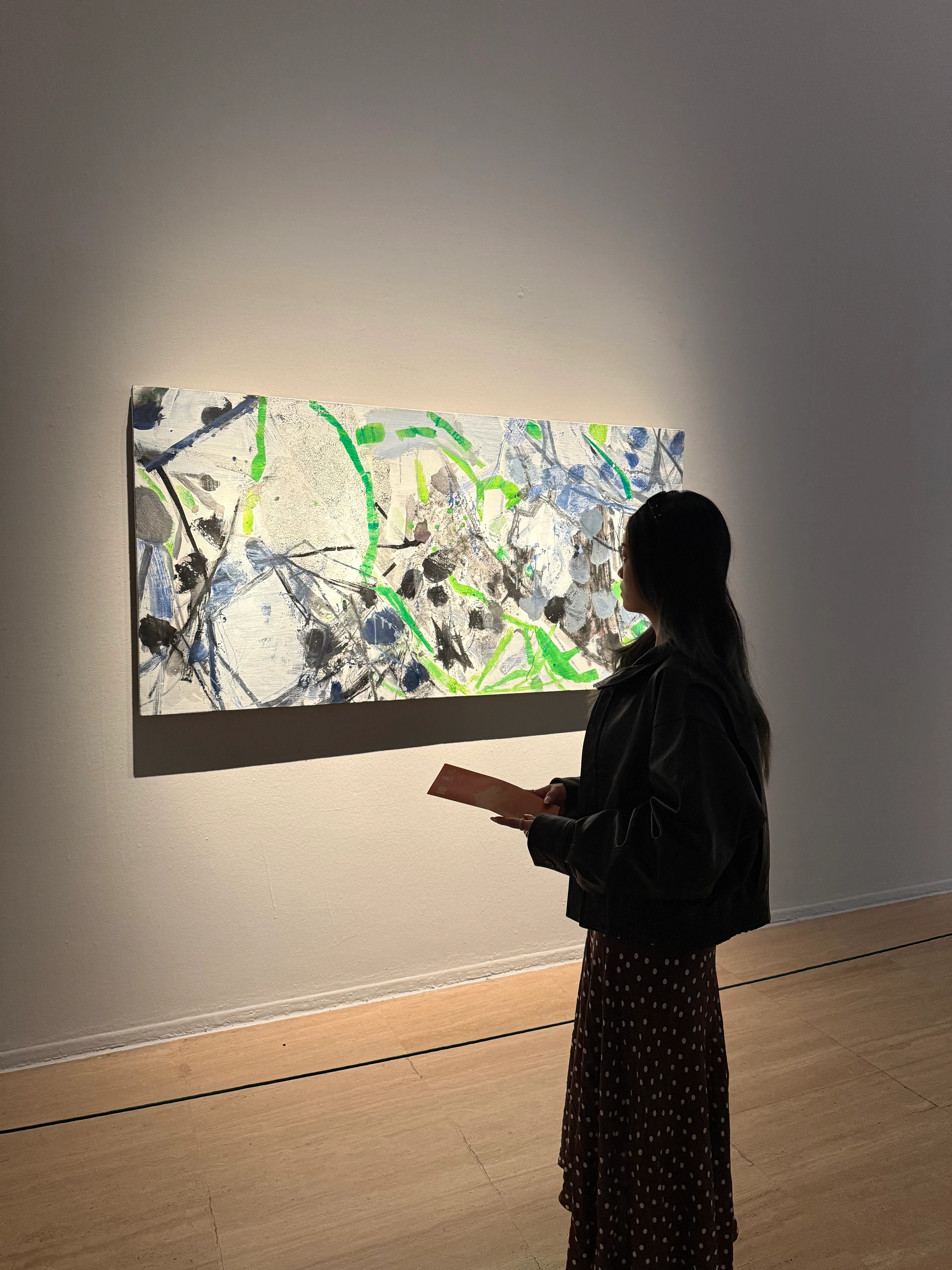 在展厅里驻足观看抽象绘画